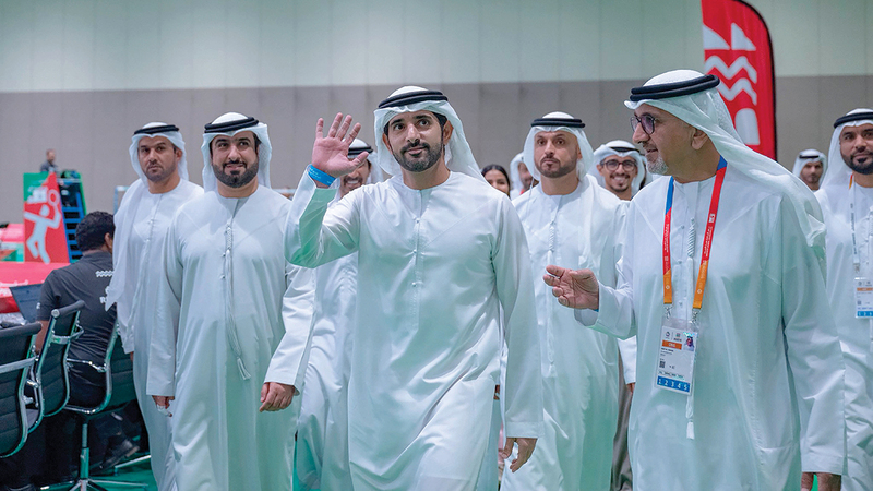 حمدان بن محمد تجول في عدد من مواقع المنافسات. من المصدر