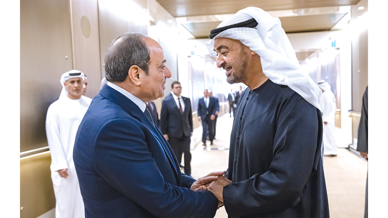 رئيس الدولة خلال استقباله الرئيس المصري. وام