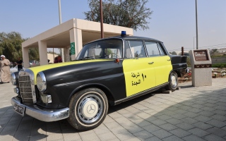 الصورة: شرطة أبوظبي تنظم مسيرة للمركبات الكلاسيكية