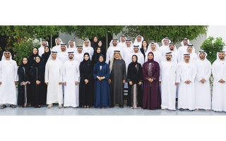 الصورة: رئيس الدولة يستقبل المشاركين في برنامج القادة الإماراتيين من الصف الثاني