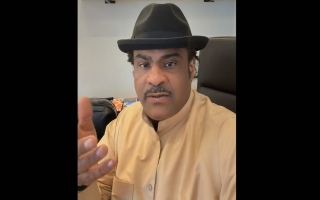 الصورة: شيف كويتي يطهو بمزاج وصبر.. لينشر مائدة بلاده حول العالم