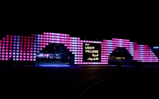 الصورة: &laquo;قرية الأضواء&raquo; في الشارقة تنبض بالنور والفنون ولمة العائلة