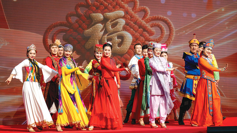 لوحات تستعرض فنوناً صينية خلال الاحتفالات. من المصدر