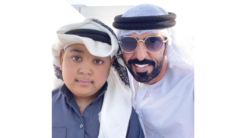 الأب مع الطفل &laquo;فيصل&raquo;. الإمارات اليوم