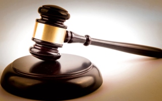 الصورة: محاكمة 4 متهمين احتالوا على شخص للتنازل عن قضية