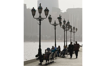 الصورة: لحظة سعادة على كورنيش أبوظبي