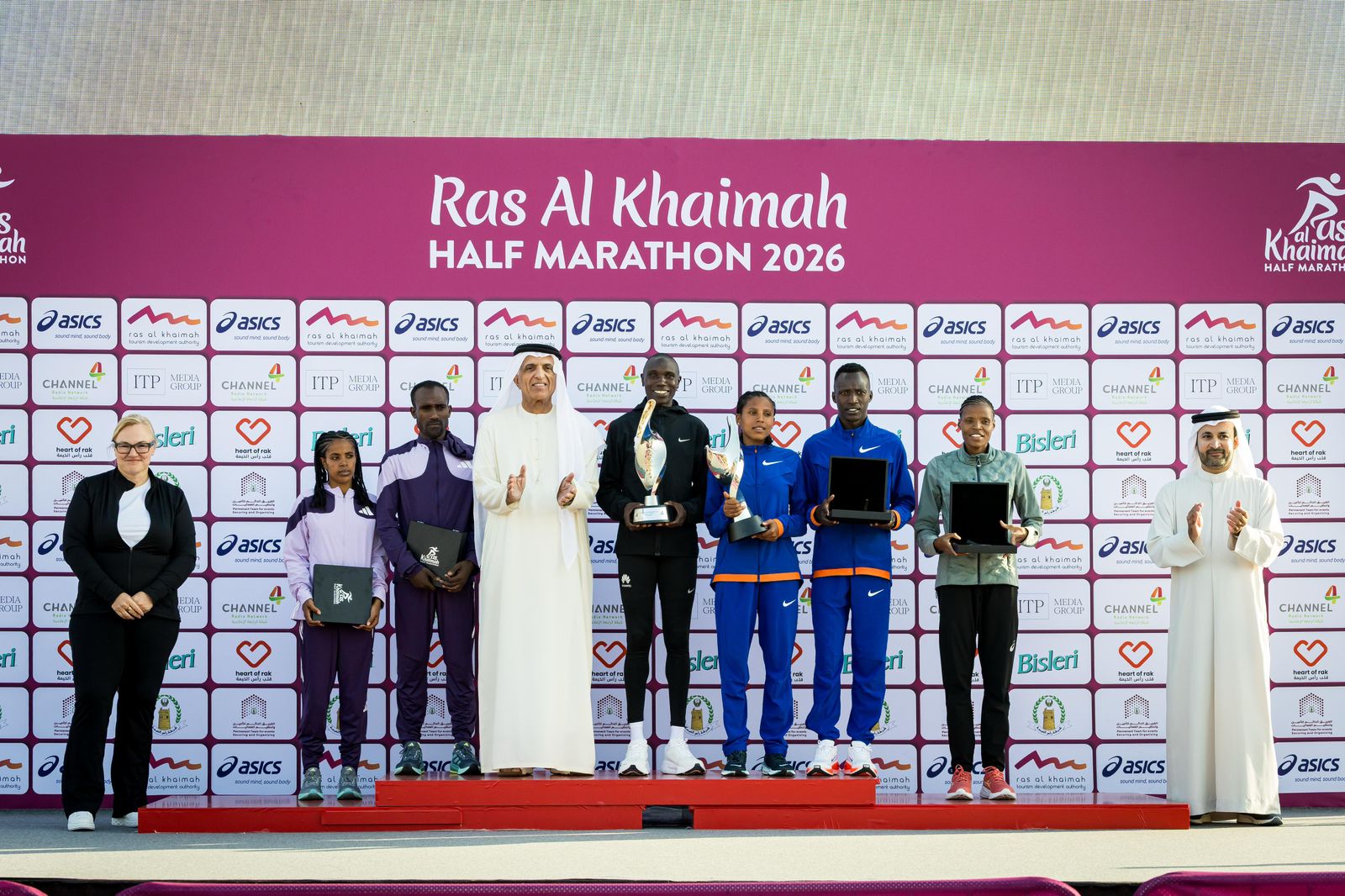 سعود بن صقر يتوج كامورور وأنلي بلقبي نصف ماراثون رأس الخيمة