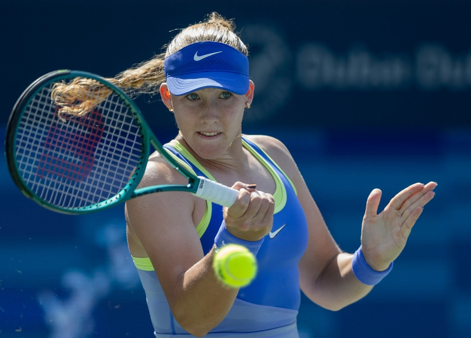 اندريفا تستهل حملة الدفاع عن لقبها في «تنس دبي» بإقصاء البلجيكية كريستيان