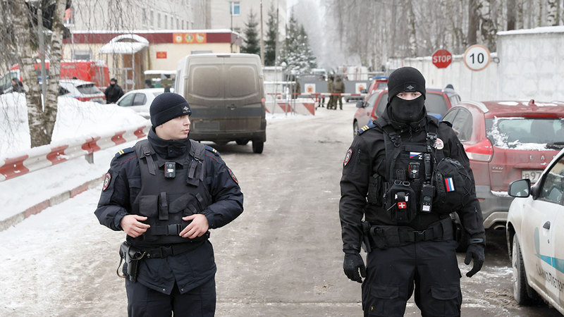 ضباط الشرطة يحرسون المنطقة القريبة من المنشأة بعد وقوع الانفجار. إي.بي.إيه