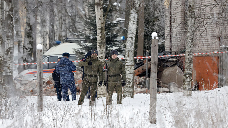 ضباط يطوقون مكان الحادث. إي.بي.إيه