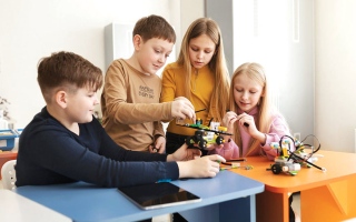 الصورة: الذكاء الاصطناعي يعيد رسم معايير انتقاء المعلمين في المدارس الخاصة