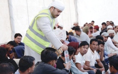 الصورة: &laquo;الشارقة الخيرية&raquo; توزع 30 ألف وجبة إفطار