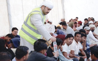 الصورة: &laquo;الشارقة الخيرية&raquo; توزع 30 ألف وجبة إفطار