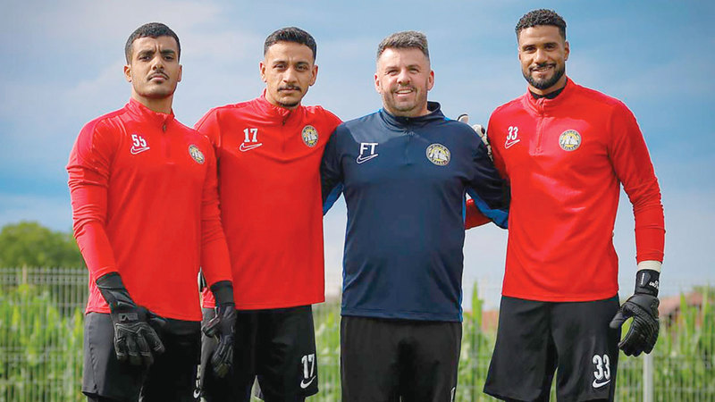 سلطان المنذري (يمين) مع زملائه حراس مرمى فريق كلباء. من المصدر