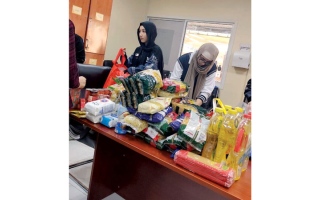 الصورة: طلاب يتطوعون لتجهيز وجبات الإفطار وتوزيعها على الصائمين