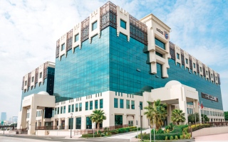 الصورة: اصطدام بين دراجة نارية ومركبة بسبب عدم ترك مسافة آمنة