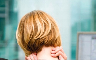 الصورة: أسباب آلام الرقبة.. ومتى تدق ناقوس الخطر؟