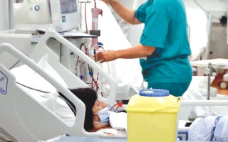 الصورة: &laquo;أميرة&raquo; تحتاج إلى 20.5 ألف درهم كلفة عملية عاجلة