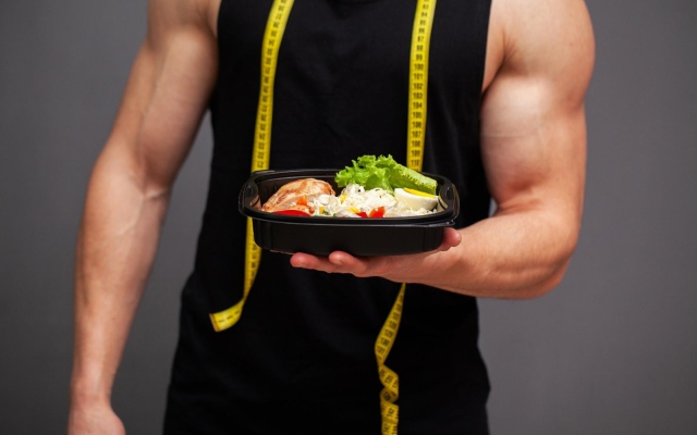 الصورة: لماذا يحتاج الرجال إلى سعرات حرارية أكثر من النساء؟