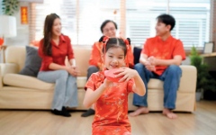 الصورة: طفلة صينية تستثمر &laquo;العيدية&raquo; في شراء الذهب