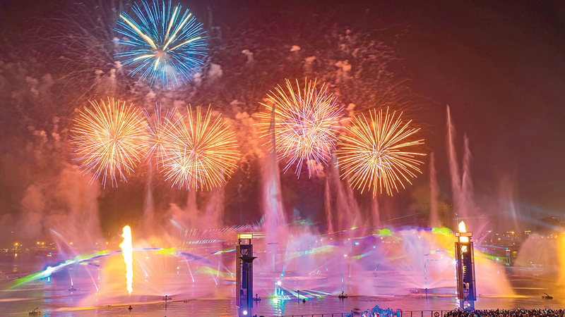 سماء خور دبي تتألق&nbsp;بأضواء الألعاب النارية طول الشهر. من المصدر