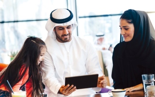 “العزلة الرقمية” تتبع أفراد الأسرة إلى موائد الإفطار