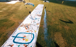 الصورة: تحليق فوق لوحة بمساحة 250 متراً في دبي