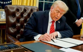 الصورة: رسوم ترامب الجمركية الجديدة بقيمة 10% تدخل حيز التنفيذ