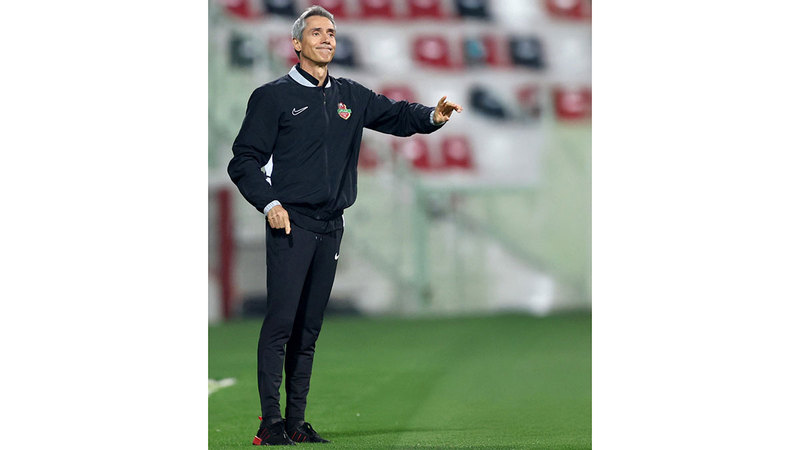 مدرب شباب الأهلي باولو سوزا. تصوير: سالم خميس