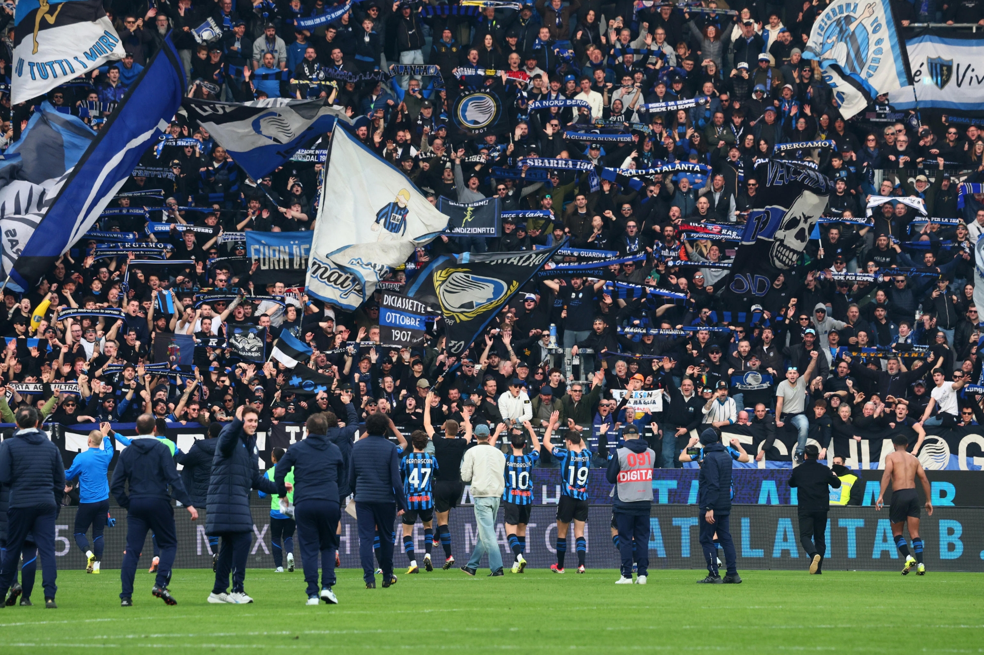 مشجع نابولي يتعرض للطعن من زوجته بسبب قرار من "الفار"