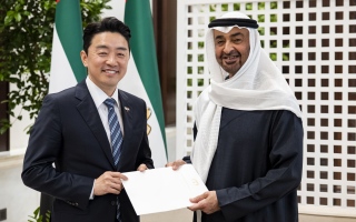 الصورة: رئيس الدولة يتسلم رسالة خطية من الرئيس الكوري خلال استقباله المبعوث الخاص