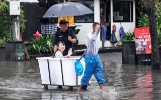 الصورة: فيضانات تغمر مناطق في &laquo;بالي&raquo; الإندونيسية