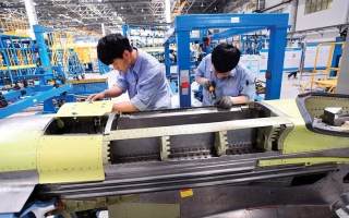 الصورة: رفع سن التقاعد في الصين يزيد الضغوط على العمال الأصغر سناً