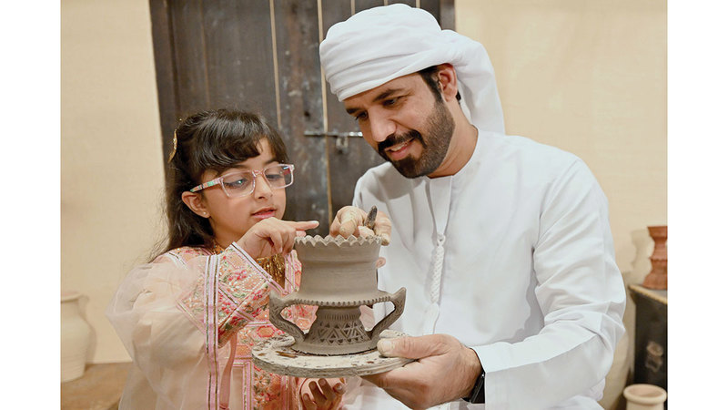 سعيد الشحي: نحرص على تدريب الأجيال الجديدة على الحِرف التقليدية، بهدف الحفاظ عليها جزءاً من الهوية.