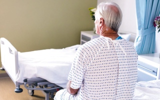 الصورة: &laquo;أبوحسين&raquo; يحتاج إلى 45 ألف درهم لعلاج البروستاتا