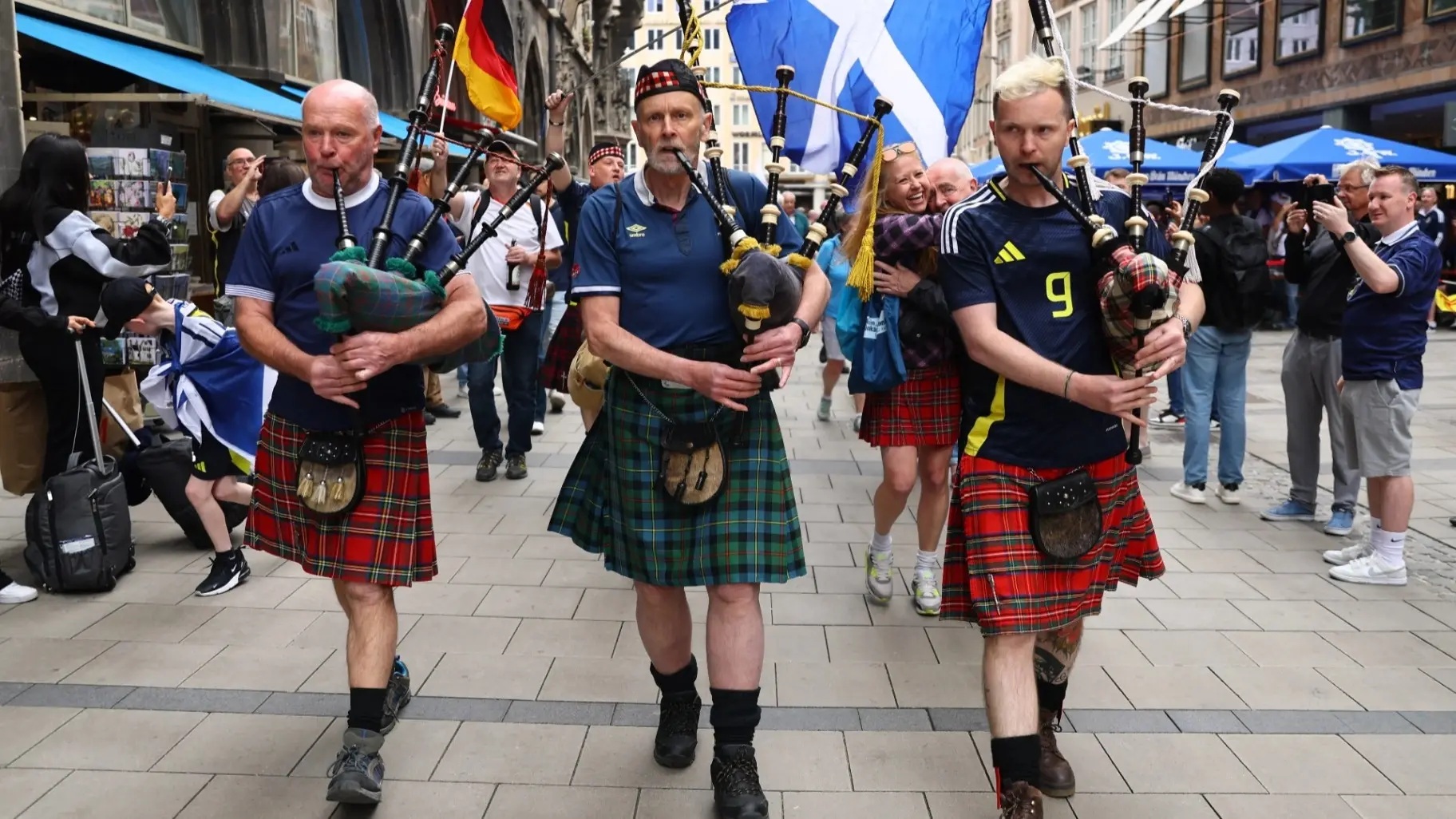 "فيفا" يسمح لـ"جيش الترتان" ارتداء التنانير والحقائب الجلدية خلال كأس العالم