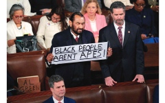 الصورة: طرد نائب ديمقراطي خلال خطاب ترامب بسبب لافتة احتجاجية