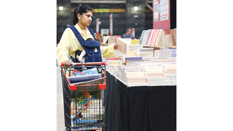 منذ الساعات الأولى جذب &laquo;المعرض&raquo; عشاق الكتب. تصوير: زافيير ويلسون