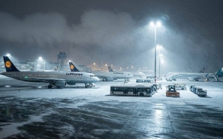 الصورة: مطار ميونخ ولوفتهانزا يعتذران عن قضاء 600 شخص الليل على متن طائرات