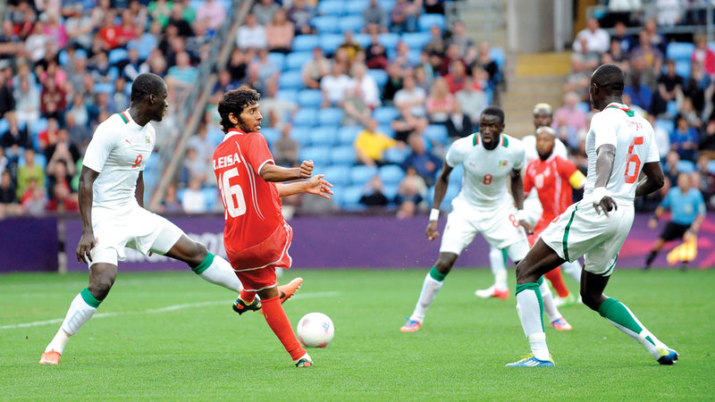 تمريرة ساحرة من راشد عيسى خلال مباراة المنتخب الوطني مع السنغال في أولمبياد لندن 2012. أرشيفية