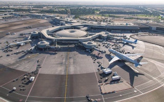 الصورة: رحلات جوية قادمة ومغادرة من مطار زايد الدولي قد تشهد تأخيرات أو تحويلات أو إلغاءات