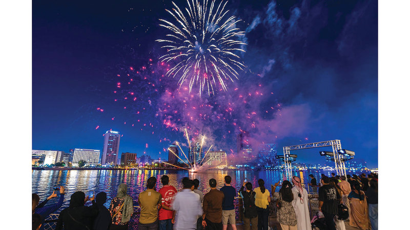 العروض تشمل ألعاباً نارية تنير سماء دبي. من المصدر