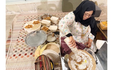 الصورة: &laquo;فوالة رمضان&raquo;.. كرم إماراتي يتجدّد من بعد التراويح إلى الفجر