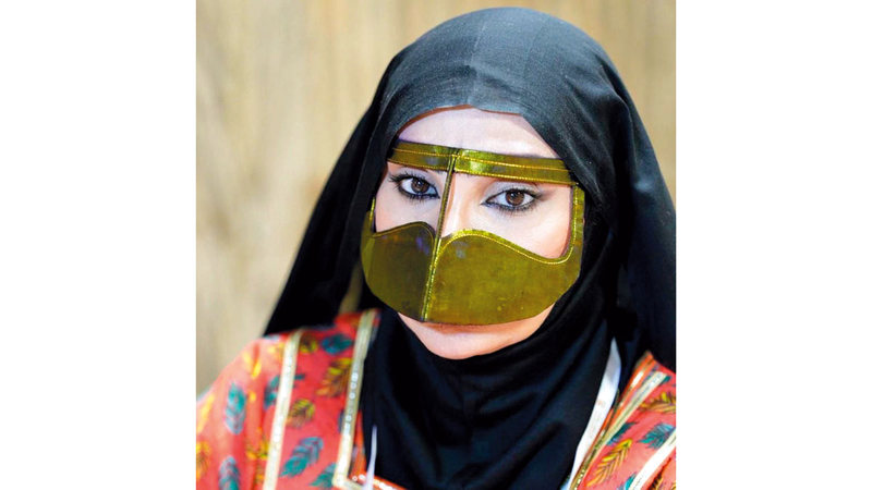 الوالدة شديّة: أعتمد على الهاتف في متابعة حالتي الصحية بشكل منتظم، لاسيما قياس الضغط والسكر.