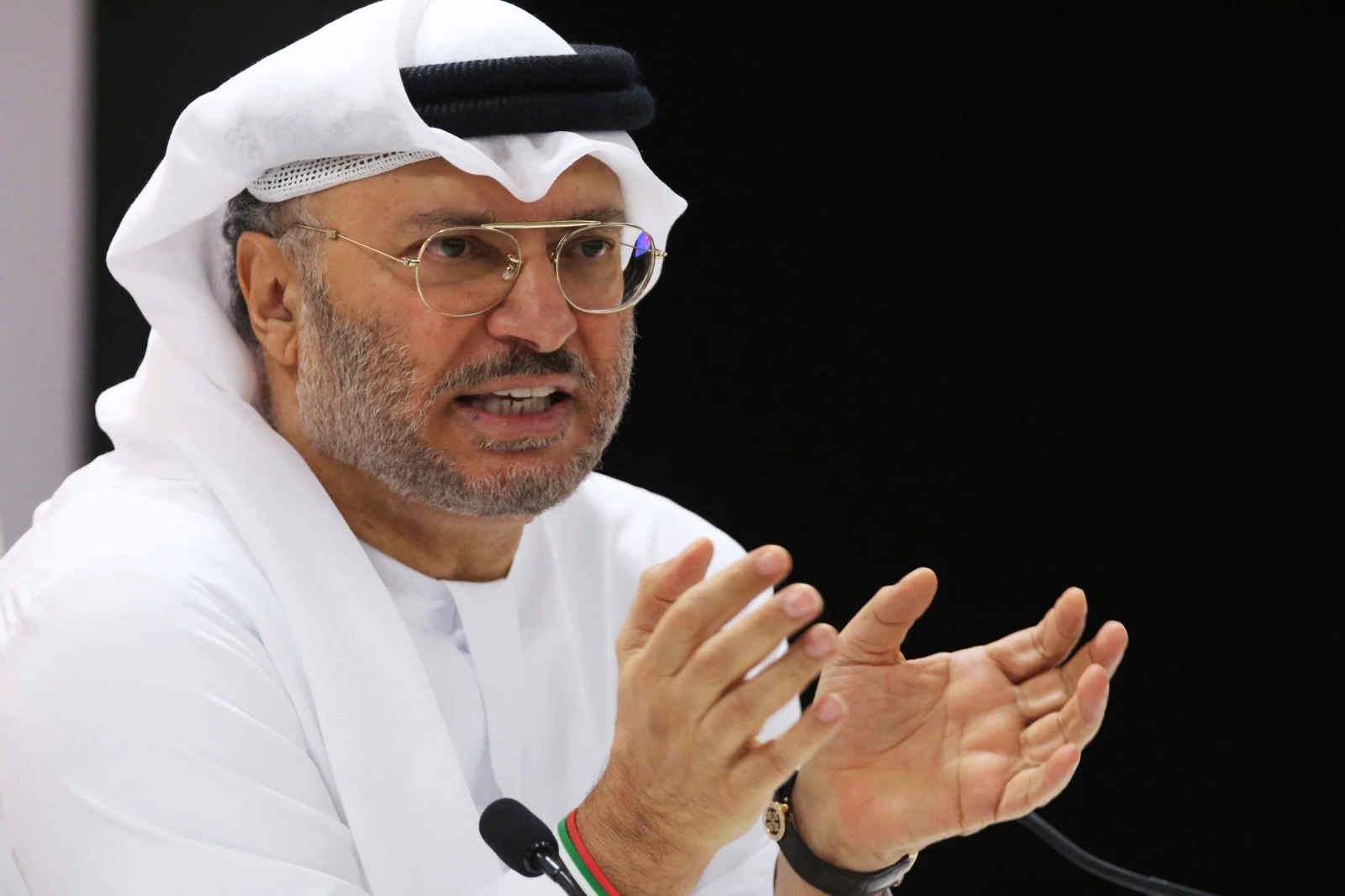 قرقاش: العدوان الإيراني الحالي اختبارٌ متجدد.. من قلبه مع الخليج ومن يرفع الشعارات ويغيب عند الشدائد قرقاش: العدوان الإيراني الحالي اختبارٌ متجدد.. من قلبه مع الخليج ومن يرفع الشعارات ويغيب عند الشدائد