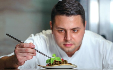 الصورة: الشيف كمال نعمة:في الإمارات تعلمت المزج  بين الأصالة والحداثة