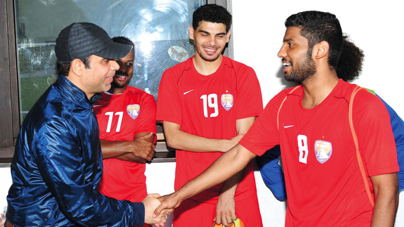 راشد عيسى يصافح مهدي علي. أرشيفية