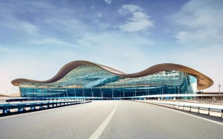 الصورة: مطارات أبوظبي: الدخول إلى المطار يقتصر على من لديهم حجوزات مؤكدة فقط