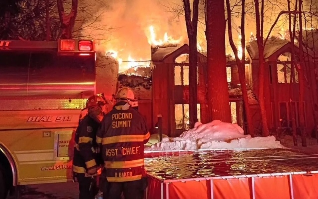 الصورة: ما ذنب الجيران؟.. يكاد يتسبب بكارثة خلال محاولته قتل عناكب في منزله