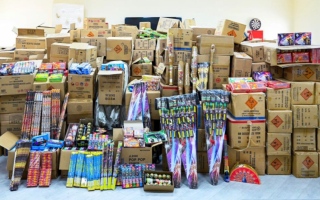 الصورة: شرطة الشارقة تضبط مروجاً بحوزته 18,670 قطعة من الألعاب النارية